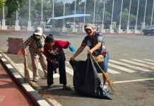 Ratusan Warga Bersihkan Stadion Lukas Enembe Pascakerusuhan