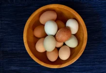 Telur Ayam atau Telur Bebek, Mana yang Cocok untuk Adonan Kue?