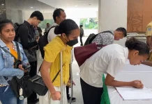Bertumpu pada Tongkat, Alfriani Tetap Datang Cari Kerja