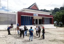 Manfaatkan Akhir Pekan, Karyawan RRI Jayapura Bersihkan Gedung Baru