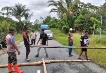 Mediasi Humanis Polsek Bonggo Akhiri Pemalangan Jalan Trans Jayapura - Sarmi