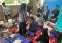 Pemuda Masjid Al-Hikmah Jadi Garda Terdepan Distribusi Daging Kurban