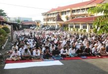 Polda Papua Gelar Sholat Idul Adha Bersama Masyarakat di Sekitar Mapolda Papua