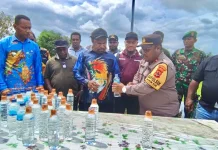 Bupati Jayapura Pimpin Penertiban Miras Lokal di Unurum Guay