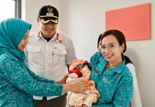 Ny. Anitha Hening Yocku Saksi Kelahiran Bahagia di Puskesmas Genyem