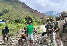 Patroli Jalan Kaki di Puncak Jaya, Satgas ODC Bangun Kedekatan dengan Masyarakat