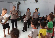 Polwan Polres Biak Numfor Berikan Trauma Healing bagi Korban Ledakan Biak