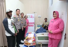 Biddokkes Polda Papua Menggelar Bakti Kesehatan Bedah Minor Gratis