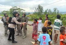Polwan Ops Damai Cartenz Bangun Kedekatan dengan Warga Nduga Melalui Aksi Humanis