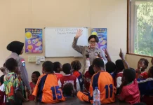 Ops Damai Cartenz Kenalkan Dunia dan Tata Surya kepada Anak-anak di Tembagapura, Tim