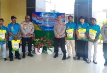 Hari Bhayangkara, Polda Papua Bagikan Beras SPHP kepada Masyarakat