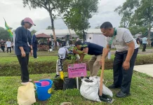 Wali Kota Jayapura Tanam Rambutan pada Rakernas APEKSI Medan