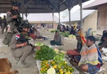 Patroli Dialogis Satgas Ops Damai Cartenz Jaga Keamanan Aktivitas Pasar Sinak