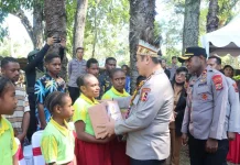 Astama Ops Kapolri Tinjau Pusat Seni Wesaput dan Menyerahkan Bantuan Pendidikan