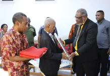 Wali Kota Serahkan Jenazah M.R. Kambu kepada Keluarga