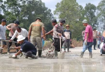 Satgas Ops Damai Cartenz Bangun Akses Jalan ke TPU Muslim di Mimika