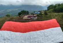 Kirab dan pembentangan Bendera Merah Putih Raksasa oleh Komando Operasi TNI Habem