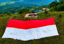 Sambut HUT RI, Bendera Merah Putih Raksasa Dibentangkan di Gunung Cycloop