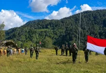 Menembus Keterisolasian Ugimba, Merah Putih Berkibar di Kaki Gunung Cartenz