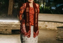 Tradisi Wisuda Mengenakan Kebaya Modern, Brokat Semi Batik