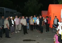 Gubernur Papua Tinjau Korban Kebakaran di Tenda Darurat