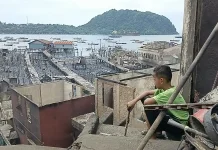 17 Anak Tangga dan Sepiring Nasi: Perjuangan Rezky Mengais Harapan dari Puing Rumah