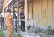 Prihatin Kondisi SD Randawaya, Denny Bonai Bantu Rehap Fasilitas Belajar