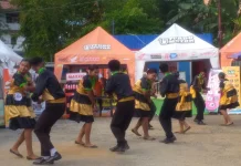 Menari dan Berpancar di Halaman RRI Jayapura