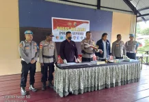 Warga Supiori Serahkan Senpi Rakitan dan Amunisi ke Polisi