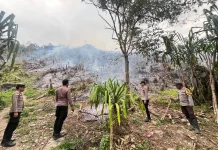Polsek Kelila Padamkan Kebakaran Lahan di Bukit Yibaleme