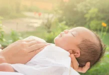 Cara Aman dan Waktu yang Tepat serta Manfaat Menjemur Bayi di Pagi Hari