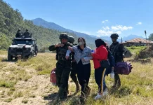 Koops TNI Habema Evakuasi Istri Korban Kekerasan dari Kelompok Bersenjata