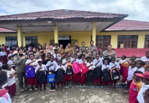 Satgas Damai Cartenz Gelar Bakti Sosial di SD Inpres Kenyam