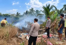 Polsek Kurik Bersama Warga Padamkan Kebakaran Lahan di Kampung Wonorejo