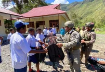 Satgas Damai Cartenz Salurkan Perlengkapan Sekolah bagi Pelajar di Mewoluk
