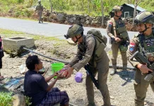 Satgas Ops Damai Cartenz menggelar Patroli Humanis di Distrik Muara, Puncak Jaya
