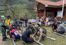 Polri dan TNI Menghadirkan Layanan Listrik Panel Surya di Arinkop, Pegubin