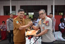 Satgas Damai Cartenz Membagikan 500 Tas Sekolah untuk Siswa di Pomako