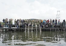 HUT ke-81 TNI, Pangdam Cenderawasih Menebar Ribuan Benih Ikan di Danau Sentani