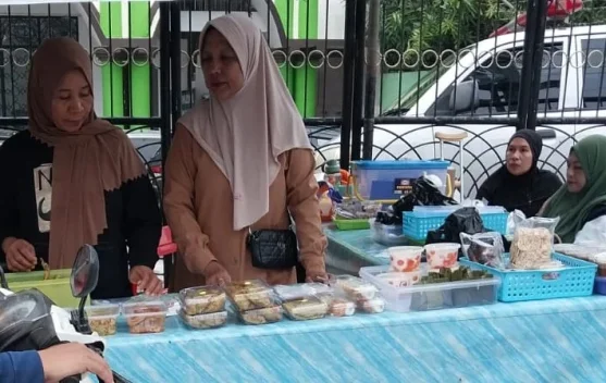 Kawasan Entrop Jayapura Dipadati Pedagang dan Pembeli Takjil