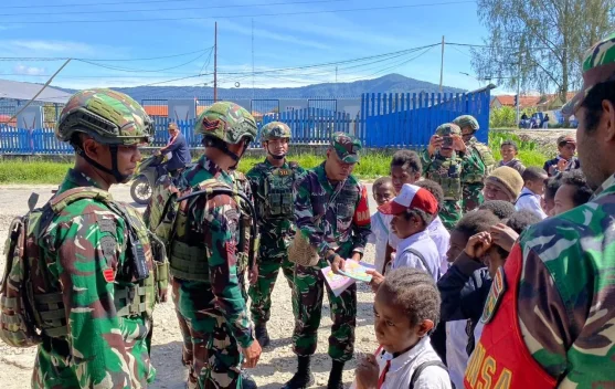 Satgas Yonif 711/Raksatama Bagikan Buku Belajar