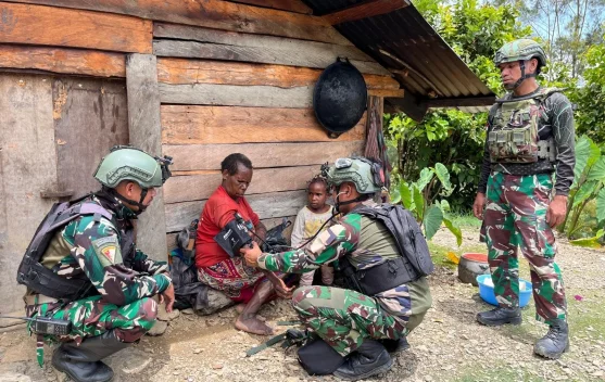 Satgas Yonif 743/PSY Beri Layanan Kesehatan Warga Tirineri Puncak
