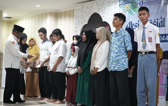 Kemenag Papua Salurkan Beasiswa Bagi Siswa Kurang Mampu