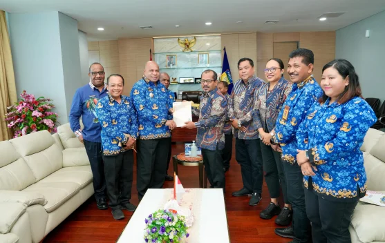 Bawaslu Papua Serahkan Laporan Hibah PSU 2025 ke Gubernur