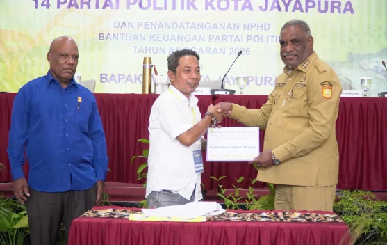 Serahkan Dana Hibah Parpol, Walikota Abisai Tekankan Sinergi Pembangun