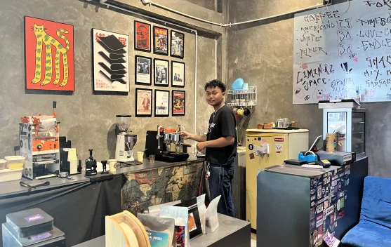 Menikmati Kopi di Kedai Liminal