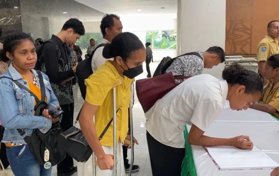 Bertumpu pada Tongkat, Alfriani Tetap Datang Cari Kerja