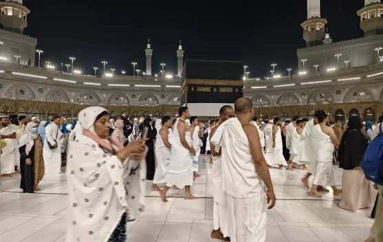 Jemaah Haji Kloter UPG 27 Lakukan Tawaf Wada sebelum ke Madinah