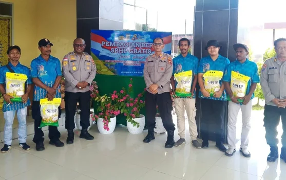 Hari Bhayangkara, Polda Papua Bagikan Beras SPHP kepada Masyarakat