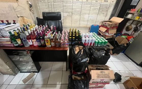 Polisi Tertibkan Penjual Miras Ilegal dan 359 Botol Diamankan